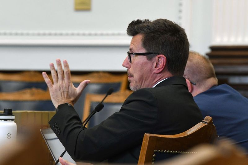 O promotor distrital assistente Thomas Binger é visto durante a audiência pré-julgamento de Kyle Rittenhouse no Tribunal do Circuito de Kenosha, segunda-feira, 25 de outubro de 2021, em Kenosha, Wisconsin. Rittenhouse atirou em três pessoas, matando duas delas, durante um protesto contra a brutalidade policial em Kenosha em agosto de 2020.