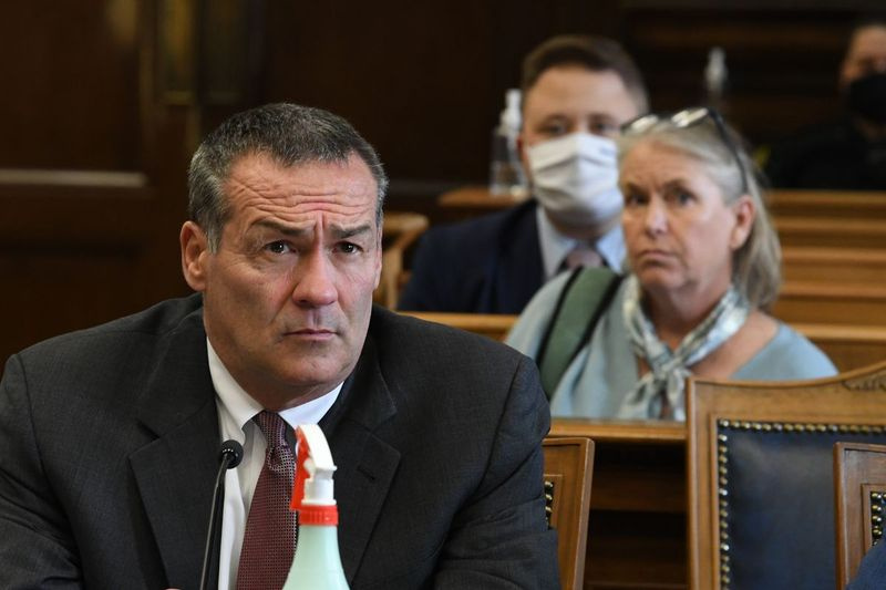 O advogado de defesa Mark Richards aparece no tribunal durante uma audiência preliminar para Kyle Rittenhouse no Tribunal do condado de Kenosha em Kenosha, Wisconsin, na segunda-feira, 25 de outubro de 2021. Um juiz de Wisconsin estabeleceu as regras básicas finais na segunda-feira sobre quais provas serão ser permitido quando Rittenhouse for a julgamento na próxima semana por atirar em três pessoas durante um protesto contra a brutalidade policial em agosto de 2020.