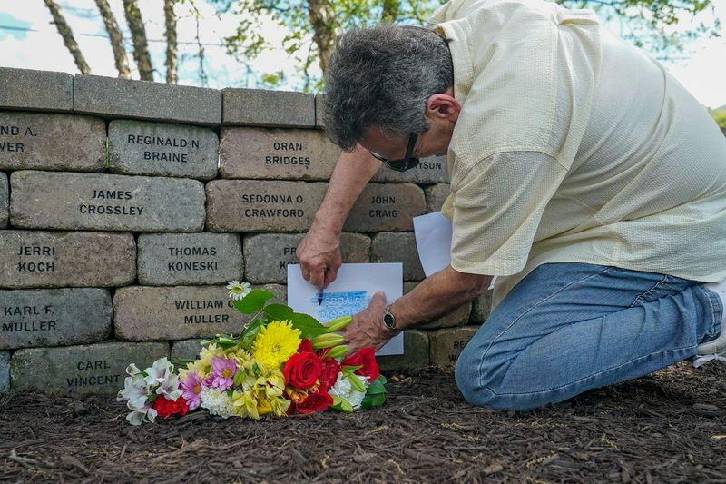 Les victimes du vol 191 se souviennent de leurs proches lors d'une cérémonie à l'occasion du 40e anniversaire du crash