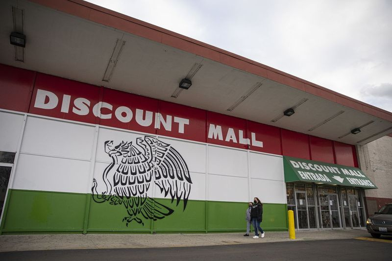 Discount Mall aadressil 3115 W 26th St., Little Village, esmaspäeval, 21. detsembril 2020.