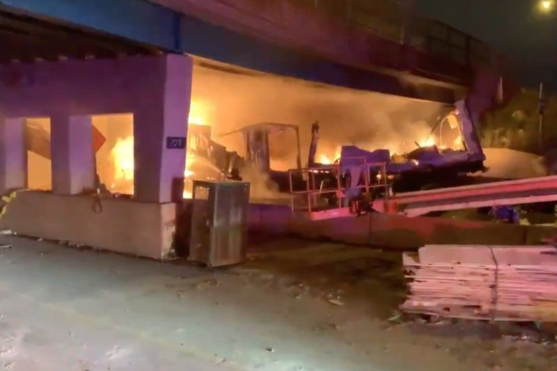 Bombeiros apagam um incêndio na sexta-feira de manhã na Tri-State Tollway em St. Charles Road.