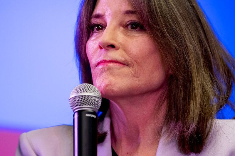 Marianne Williamson strzałem w głowę