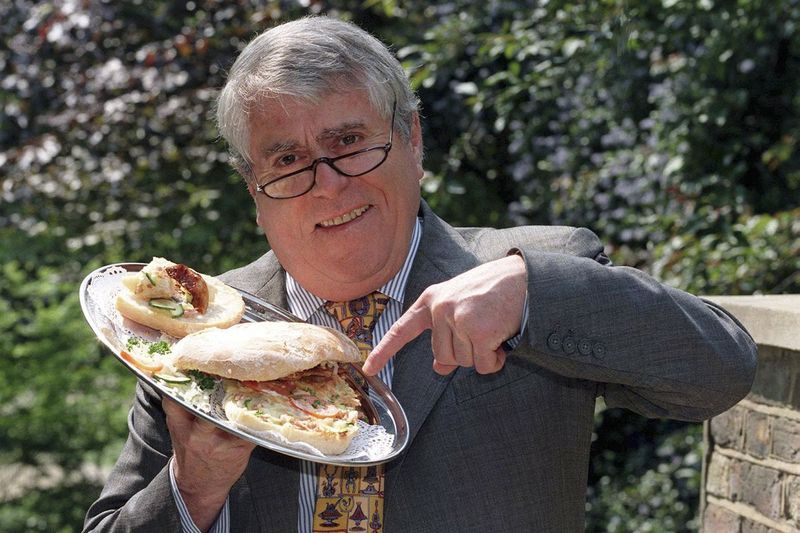 Albert Roux posa per una foto nel 1997. Roux, lo chef e ristoratore di origine francese che insieme al defunto fratello Michel ha avuto una profonda influenza sulle abitudini culinarie britanniche, è morto.