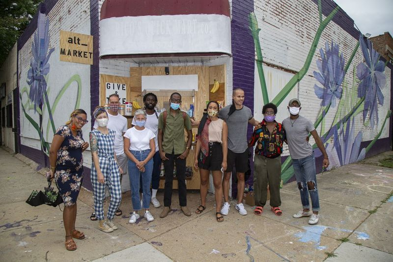 En gruppe af arrangører og frivillige poserer til et billede på alt_Market i Grand Crossing, onsdag den 15. juli 2020. | Anthony Vazquez/Sun-Times