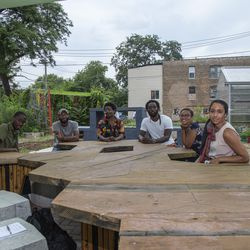 Fra venstre mod højre poserer Julie Yost, Jon Veal, Jordan Campbell, Lavon Pettis, Raji The One, Aamina Love, Dionna Roberson og Eric Roberson til et billede nær alt_markedet i Grand Crossing, onsdag den 15. juli 2020. | Anthony Vazquez/Sun-Times