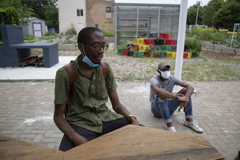 alt_ medstiftere, Jon Veal, venstre, og Jordan Campbell, højre, venter på deres medarrangører nær alt_ Market i Grand Crossing, onsdag den 15. juli 2020. | Anthony Vazquez/Sun-Times