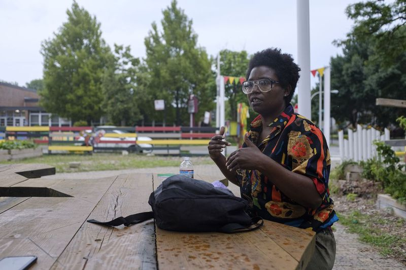 Lavon Pettis taler om, hvad det betyder for et samfund at have ting, der bringer samfund sammen nær alt_ Market i Grand Crossing, onsdag den 15. juli 2020. | Anthony Vazquez/Sun-Times