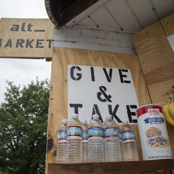 Et Giv & Take-skilt lader folk vide, hvordan man bruger alt_-markedet i Grand Crossing, onsdag den 15. juli 2020. | Anthony Vazquez/Sun-Times