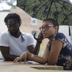 Medstiftere af Culture Chicago, Raji The One, venstre, og Aamina Lovie, til højre, diskuterer, hvad der motiverede dem til at hjælpe deres lokalsamfund nær alt_ Market i Grand Crossing, onsdag den 15. juli 2020. | Anthony Vazquez/Sun-Times
