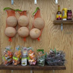 Friske råvarer og saucer på hylderne på alt_ Market i Grand Crossing, onsdag den 15. juli 2020. | Anthony Vazquez/Sun-Times