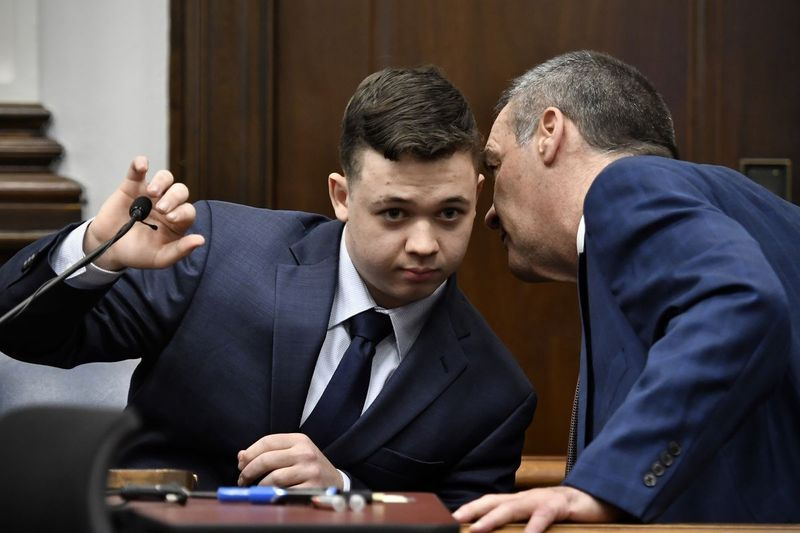 Kyle Rittenhouse, vlevo, poslouchá svého právního zástupce Marka Richardse, když zaujímá stanovisko během soudního procesu v Kenosha County Courthouse v Kenosha, Wisconsin, ve středu 10. listopadu 2021. Rittenhouse je obviněn ze zabití dvou lidí a zranění. třetí během loňského protestu proti policejní brutalitě v Kenosha.