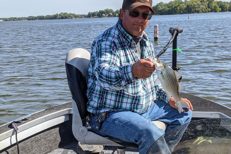 Giid Phil Piscitello koos ühega kümnetest eelmisel nädalal Chain O’Lakes püütud kaladest. Krediit: Dale Bowman
