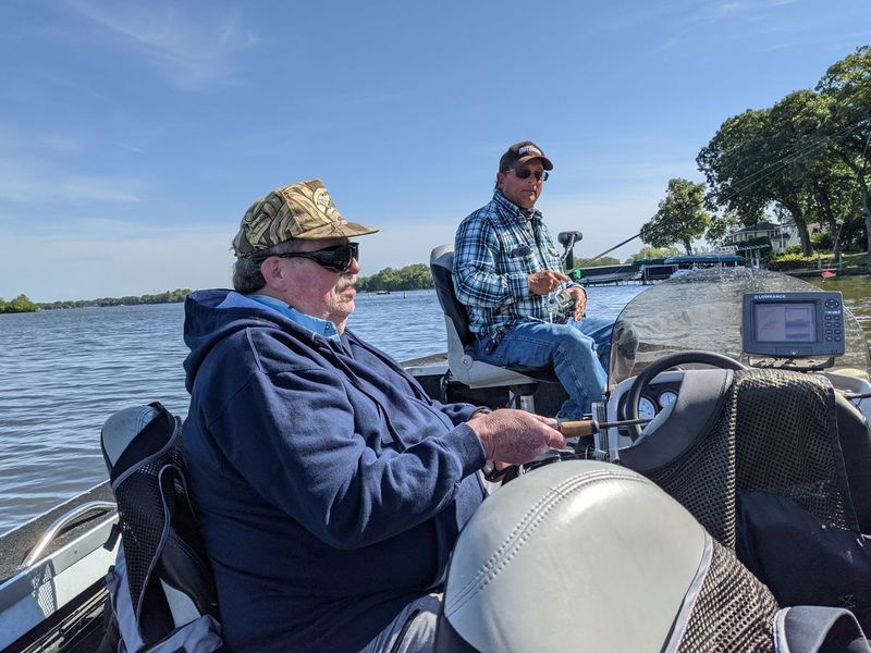 Mike Jackson ja giid Phil Piscitello kalastasid eelmisel nädalal Chain O’Lakesil. Krediit: Dale Bowman