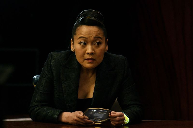 Suzy Nakamura spiller en hjælper til milliardæren skibsejer på Avenue 5.