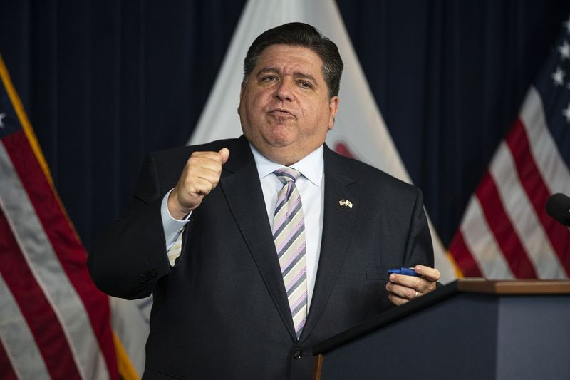 Gubernator JB Pritzker odpowiada na pytania podczas ceremonii podpisania ustawy w Thompson Center w środę.