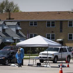 La semaine dernière, les phlébotomistes de Simple Laboratories ont mis en place une opération de service au volant dans le parking de la paroisse catholique St. Rosalie à Harwood Heights pour prélever du sang et collecter des échantillons d