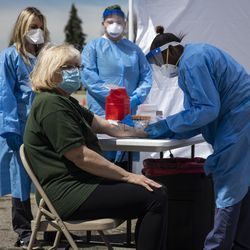 La mairesse de Harwood Heights, Arlene Jezierny, se fait prélever du sang pour un test d