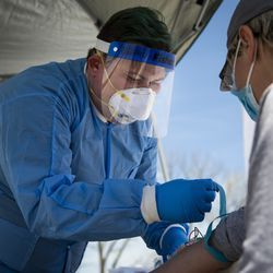 Le phlébotomiste Alex Murphy, de Simple Laboratories, prélève du sang pour les tests d