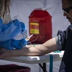 Mike Grono, 45 ans, du quartier Norwood Park de Chicago, fait prélever son sang pour un test d