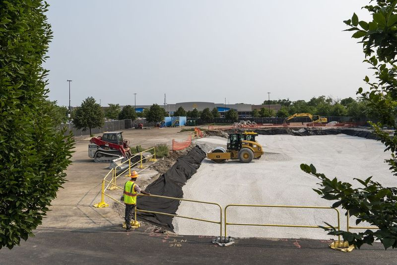 Området der et Walmart Academy bygges, på parkeringsplassen til Walmart ved 8331 S. Stewart Ave i Chatham-samfunnet. Butikken er i bakgrunnen. Akademiet vil tilby jobbtreningstjenester; planene legger opp til at det skal åpnes høsten 2021.