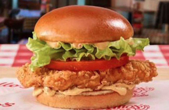 El nuevo sándwich de pollo picante de Portillo cubierto con salsa giardiniera picante.
