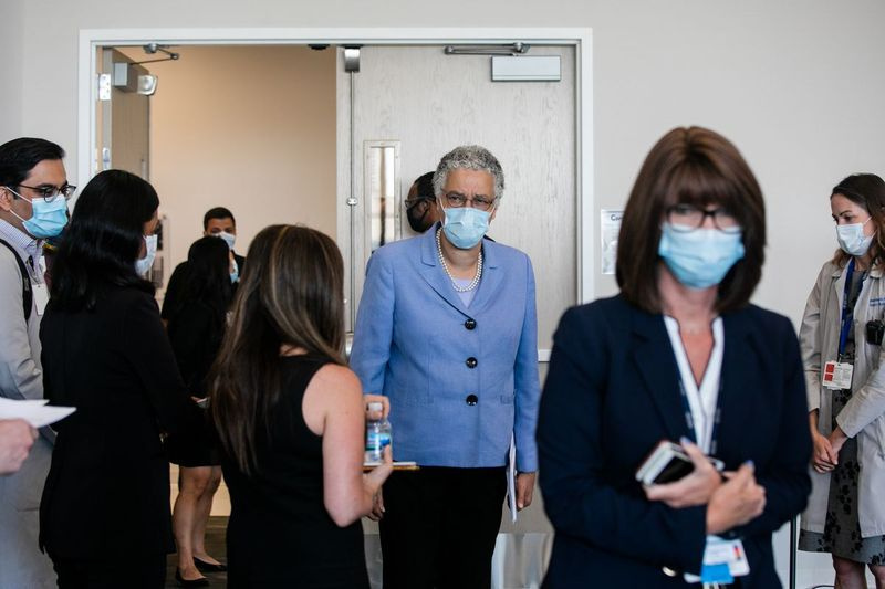 Cook Countys bestyrelsesformand, Toni Preckwinkle, hilser på lægerne i Cook County Health