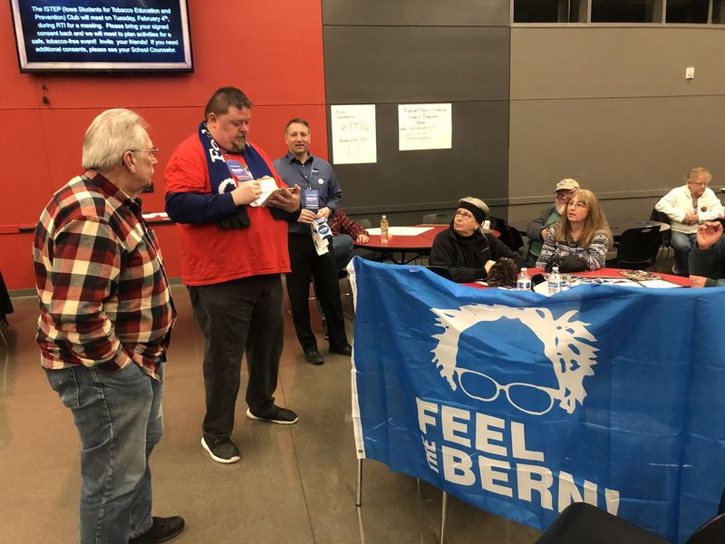 Steve Wehling, capitão de distrito de Bernie Sanders, conta suas cartas de preferência em Clinton, Iowa.