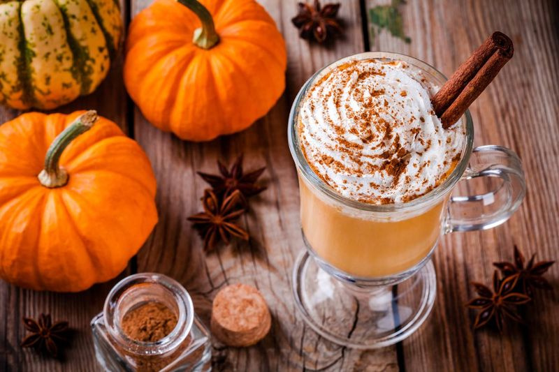 Als je een tripje naar Starbucks wilt overslaan (en wat deeg wilt besparen), hebben we virale recepten verzameld, zodat je thuis herfstdrankjes zoals een pompoenkruid latte kunt maken.