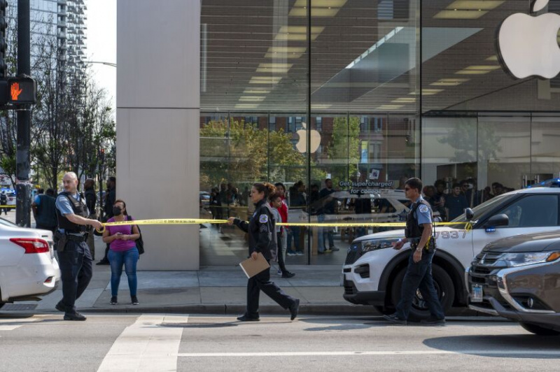  La police de Chicago travaille sur les lieux où un membre de la sécurité du maire de Harvey, Cristopher Clark, a tiré sur un suspect de vol qualifié, dans le bloc 700 de West North Avenue.