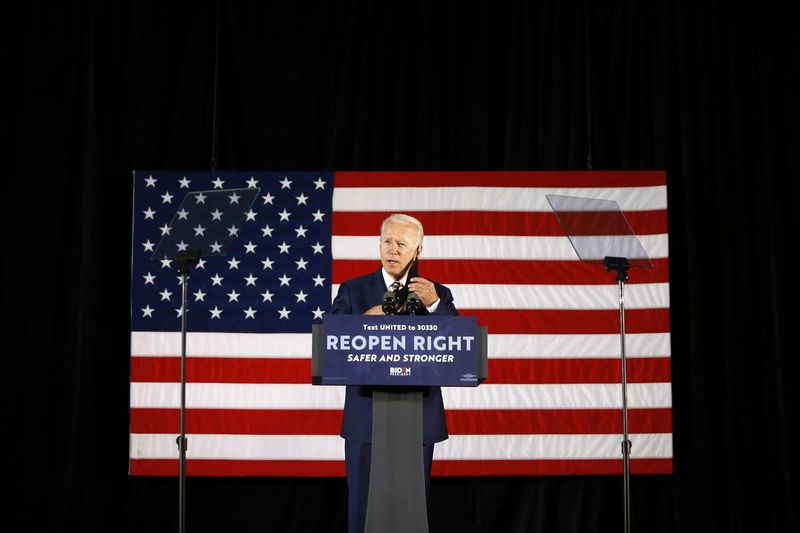 El exvicepresidente Joe Biden, candidato presidencial demócrata, se quita la máscara mientras habla en Darby, Pensilvania, la semana pasada.
