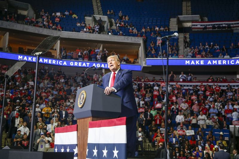 El presidente Donald Trump habla durante su mitin de campaña en el BOK Center en Tulsa, Oklahoma, el sábado 20 de junio de 2020.