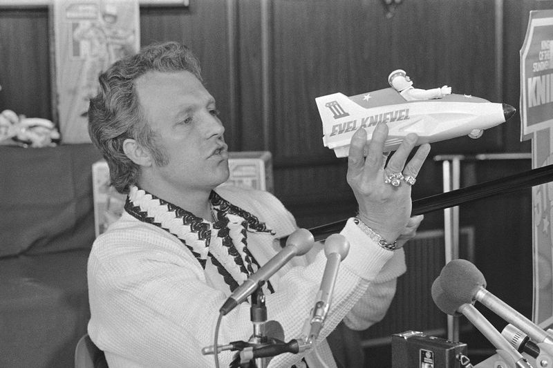 Evel Knievel vertelt over zijn aanstaande Snake River canyon, Idaho, sprong tijdens een persconferentie in New York in 1974.