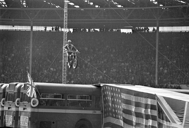 Op deze bestandsfoto van 25 mei 1975 nadert Evel Knievel de landingsbaan met zijn motorfiets tijdens zijn mislukte poging om over 13 bussen van 140 voet met 100 mijl per uur in Londen te springen.