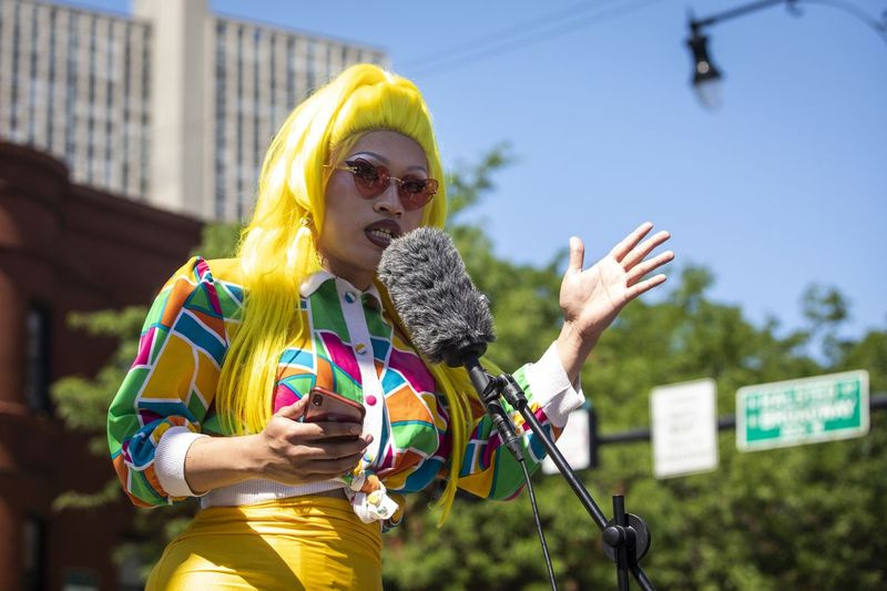Chicago drag artist Aunty Chan talar söndag eftermiddag i den andra årliga Drag March for Change på North Halsted Street nära Grace Street på North Side.