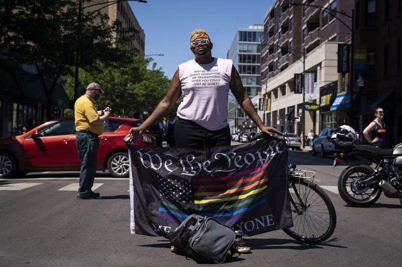 Adam Rocker, 35, från Lincoln Park, lyssnar när talare diskuterar rasism och transfobi söndag eftermiddag i den andra årliga Drag March for Change på North Halsted Street nära Grace Street på North Side.