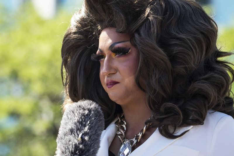 Chicago dragartister Jo MaMa, huvudarrangör för Drag March for Change, talar till publiken söndag på North Halsted Street nära Grace Street på North Side.