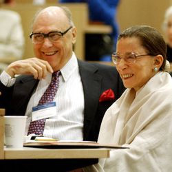 Η δικαστής του Ανωτάτου Δικαστηρίου Ruth Bader Ginsburg, σωστά, γελάει με τον σύζυγό της Martin καθώς ακούνε τον δικαστή Stephen Breyer να μιλά στη Νομική Σχολή της Κολούμπια. Η περίσταση γιόρτασε τη 10η επέτειο από τον διορισμό της στο Ανώτατο Δικαστήριο των Ηνωμένων Πολιτειών.
