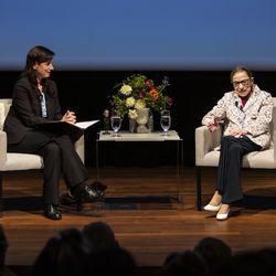 Η δικαστής του Ανωτάτου Δικαστηρίου των ΗΠΑ Ruth Bader Ginsburg επισκέπτεται το Πανεπιστήμιο του Σικάγο για μια εκδήλωση συνομιλίας με την Κοσμήτορα της Σχολής Δημόσιας Πολιτικής Harris Katherine Baicker στο Κέντρο Τεχνών Reva and David Logan, Δευτέρα βράδυ, 9 Σεπτεμβρίου 2019. Ο Ginsburg λαμβάνει το 2019 Βραβείο Χάρις Ντιν, το οποίο απονέμεται σε έναν εξαιρετικό ηγέτη για τη συνεισφορά του/της στη δημόσια πολιτική.