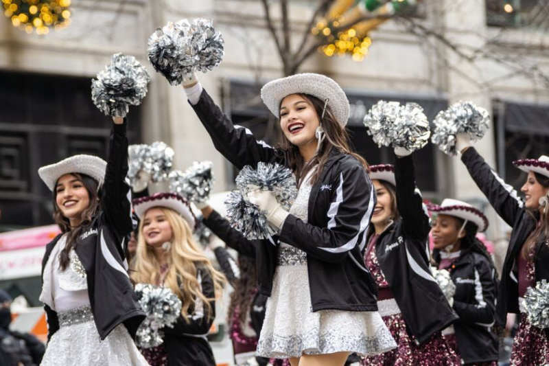   Elever på Heights High School fra Houston vinker til publikum på State Street under torsdagens årlige Thanksgiving Day-parade i Loop, torsdag den 24. november 2022. | Pat Nabong/Sun-Times
