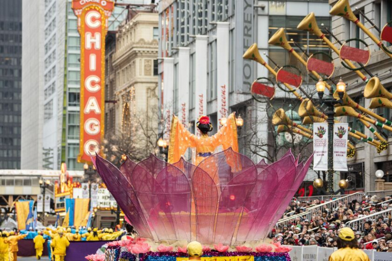   En flyder af gruppen Falun Dafa rejser ned ad State Street under den årlige Thanksgiving Day Parade in the Loop, torsdag den 24. november 2022.