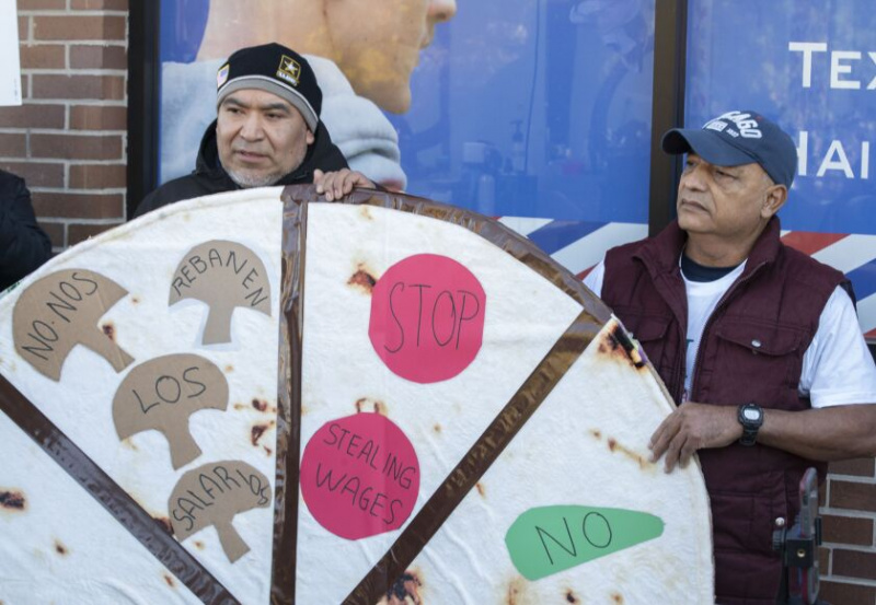   ゲージ パークの Naty's Pizza にいる Asael Espinosa (左) と Santos Nava (右)。彼らは、Naty の賃金窃盗の主張に対して訴訟を起こした 4 人の配達ドライバーのうちの 2 人です。