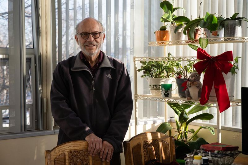 David Scheiner, die sinds 1999 in het Miracle House woont, poseert voor een foto in zijn eetkamer aan de 2001 N. Nordica Ave. in de wijk Galewood, vrijdagmiddag 4 december 2020.