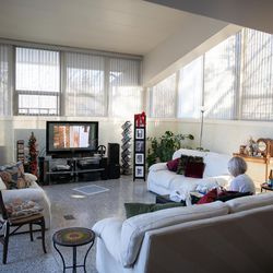 De woonkamer van het Miracle House