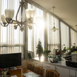De keuken en eetkamer van het Miracle House