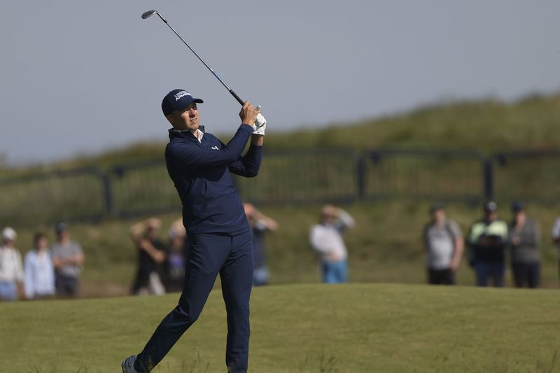Jordan Spieth spielt während der Eröffnungsrunde der British Open einen Schlag auf dem ersten Fairway.