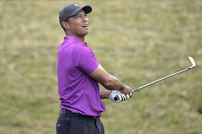 Der Golfer Tiger Woods erlitt am Dienstagmorgen bei einem Überschlagsunfall in Südkalifornien Beinverletzungen. Die Behörden sagten, es gebe keine Hinweise auf eine Beeinträchtigung.