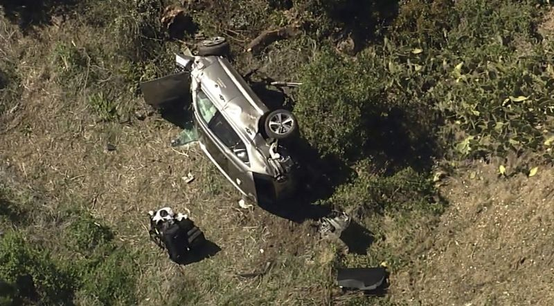 In dieser Luftbildaufnahme aus einem Video von KABC-TV ruht ein Fahrzeug nach einem Überschlagunfall mit dem Golfer Tiger Woods entlang einer Straße im Stadtteil Rancho Palos Verdes von Los Angeles am Dienstag, den 23. Februar 2021, auf der Seite.