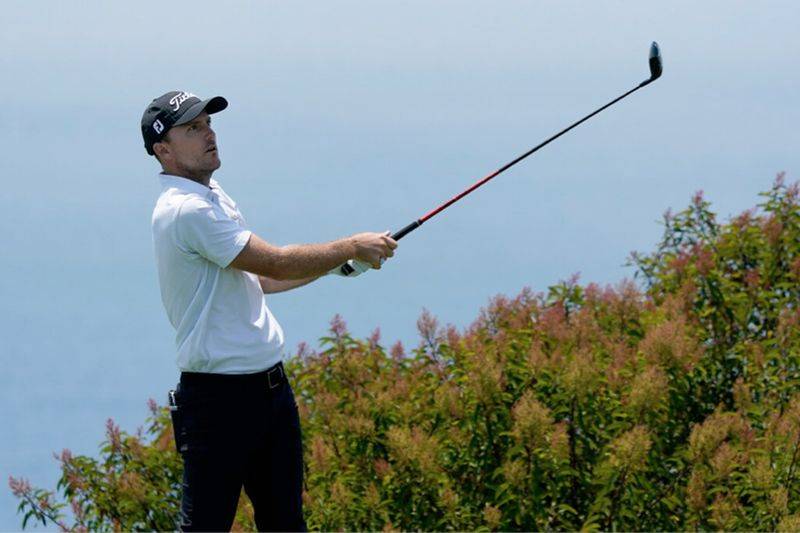 Russell Henley spielt seinen Schlag vom 17. Abschlag während der ersten Runde der US Open auf dem Torrey Pines Golf Course in San Diego.