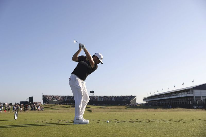 Louis Oosthuizen slår sitt teeslag på det 16:e hålet under den andra omgången av British Open.