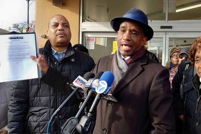Ald. David Moore (17.) vyjadruje frustráciu z náhleho zatvorenia lekárne Auburn Gresham CVS Pharmacy, 7858 S. Halsted St., 7. januára 2020.
